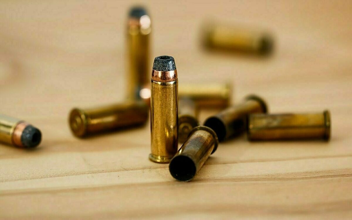 Munition auf einem holztisch Munition auf einem holztisch
